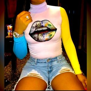 High Collar Lips 👄 Printed Contrast Color Tee